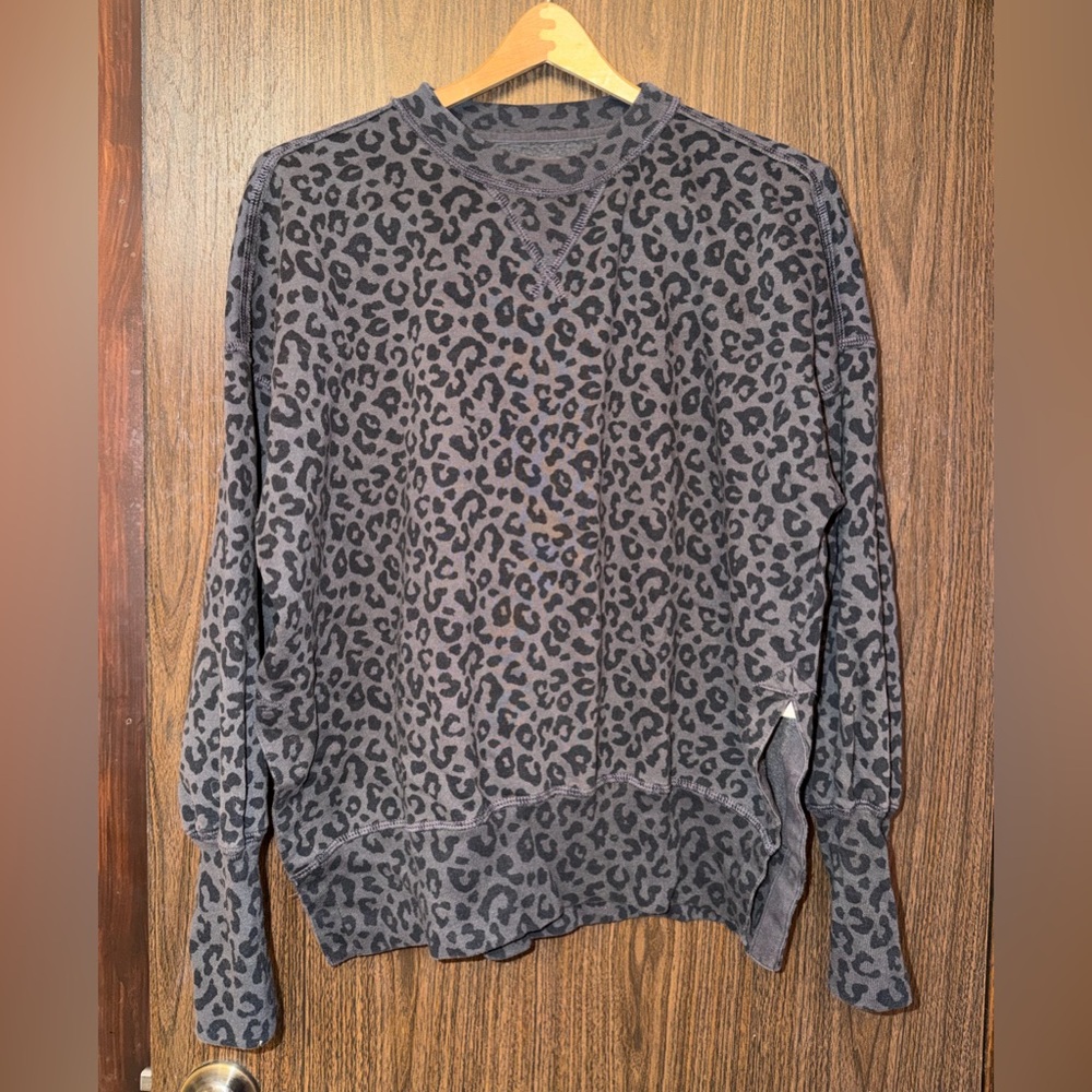 Abercrombie & Fitch Men's Charcoal and Black Leopard Crewneck Sweater